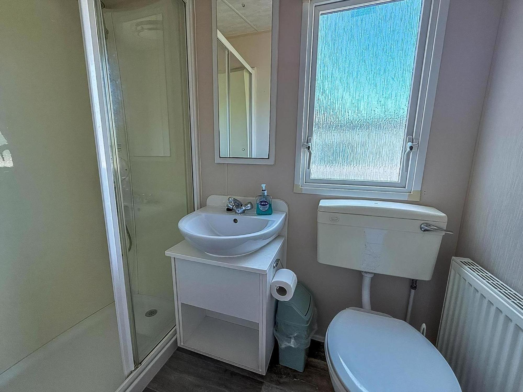 Great 6 Berth Caravan With Decking At Manor Park In Hunstanton Ref 23017B Exterior foto