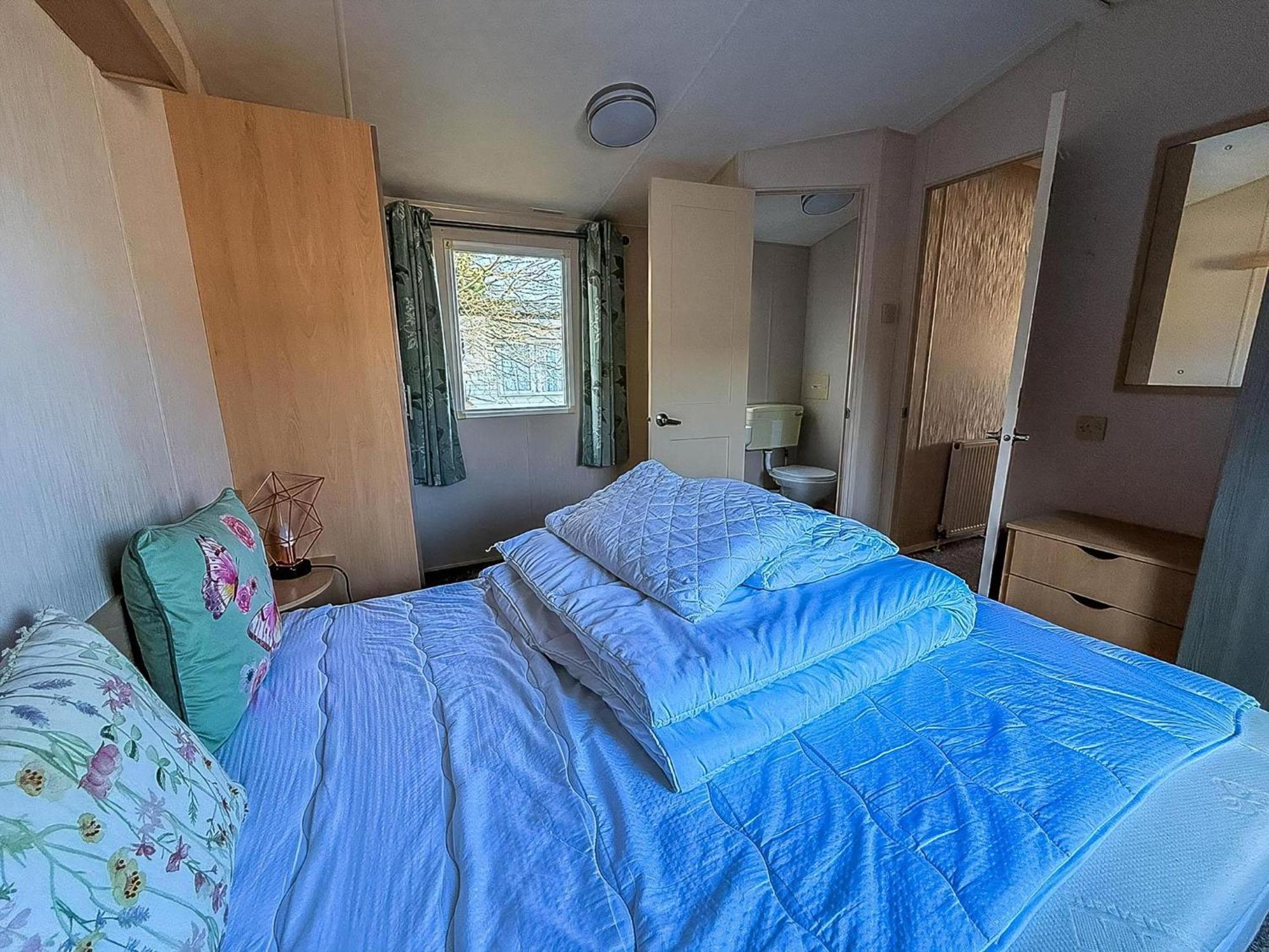 Great 6 Berth Caravan With Decking At Manor Park In Hunstanton Ref 23017B Exterior foto